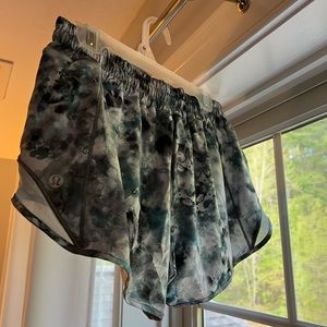 NWOT Lululemon Hotty Hot Low-Rise Line Shorts 2.5”